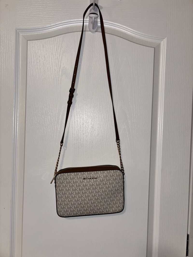 Michael Kors Women's Jet Set Item Lg Crossbody (Camel
