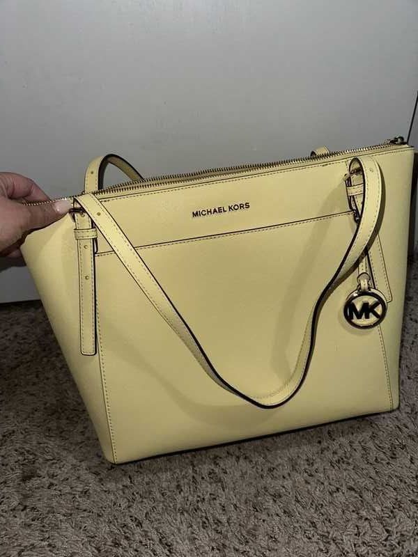Voyager Large Saffiano Leather Tote Bag – Michael Kors Pre-Loved